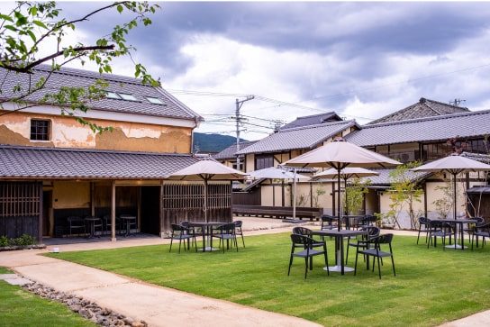 NIPPONIA HOTEL 大洲 城下町 俱樂部休息室與庭園