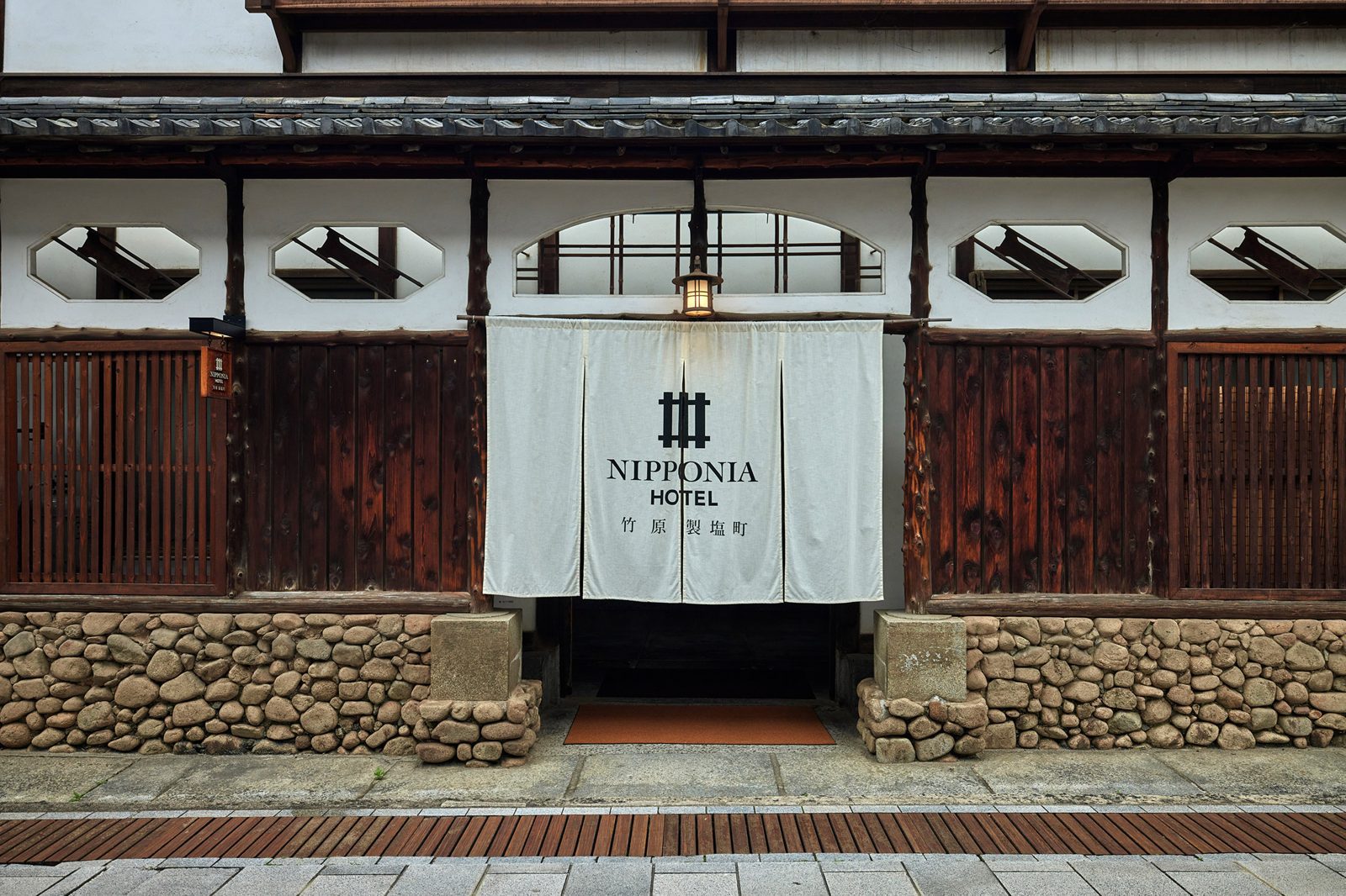 NIPPONIA HOTEL 竹原 製鹽町 掛著暖簾的入口