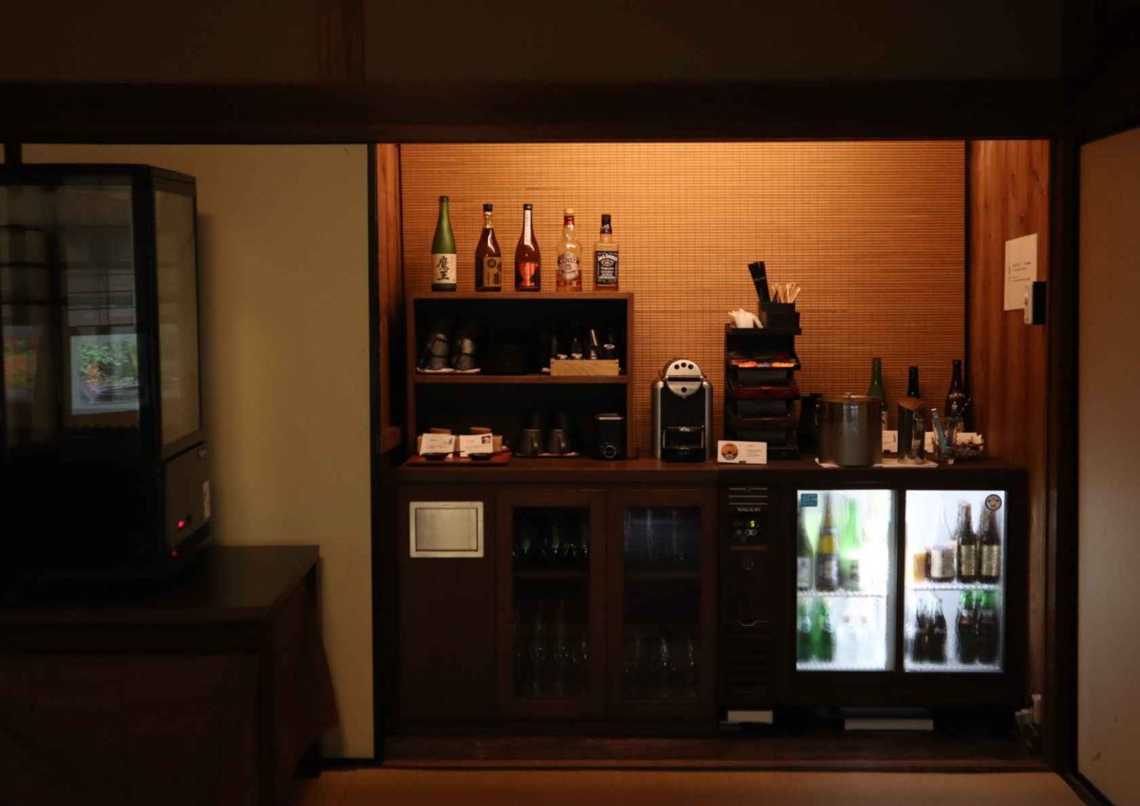 NIPPONIA HOTEL 竹原 製鹽町 住客專用休息室：150 年老酒藏的在地酒