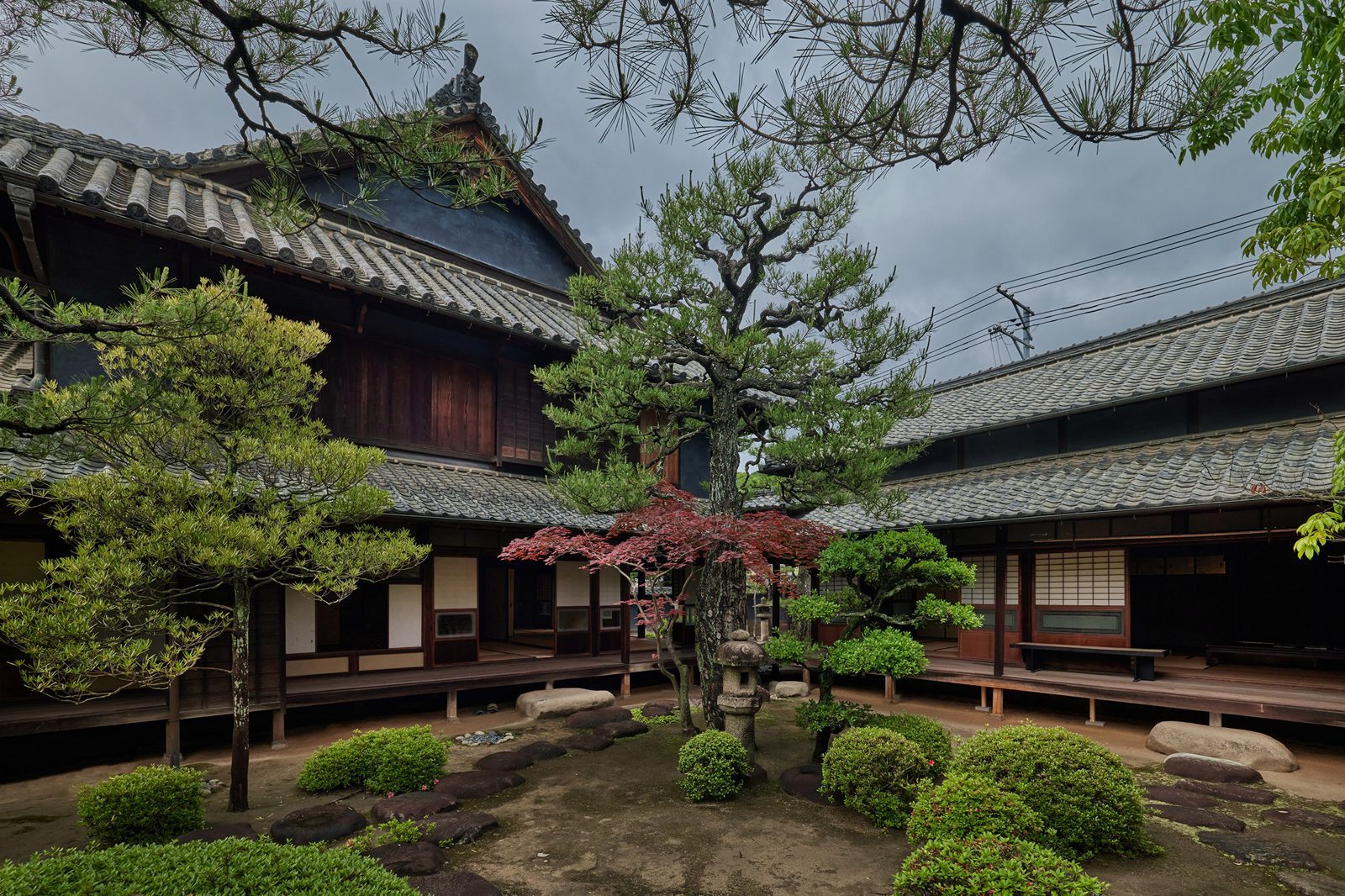 NIPPONIA HOTEL 竹原 製鹽町 庭園與老建築