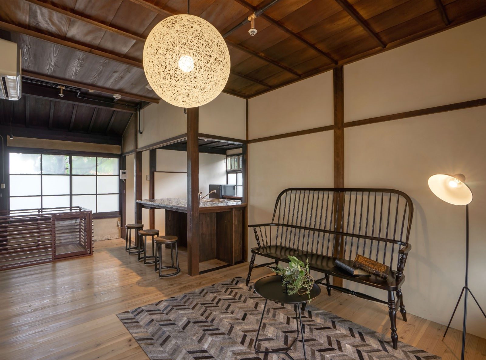 篠山城下町飯店 NIPPONIA 客房的起居與吧台角落