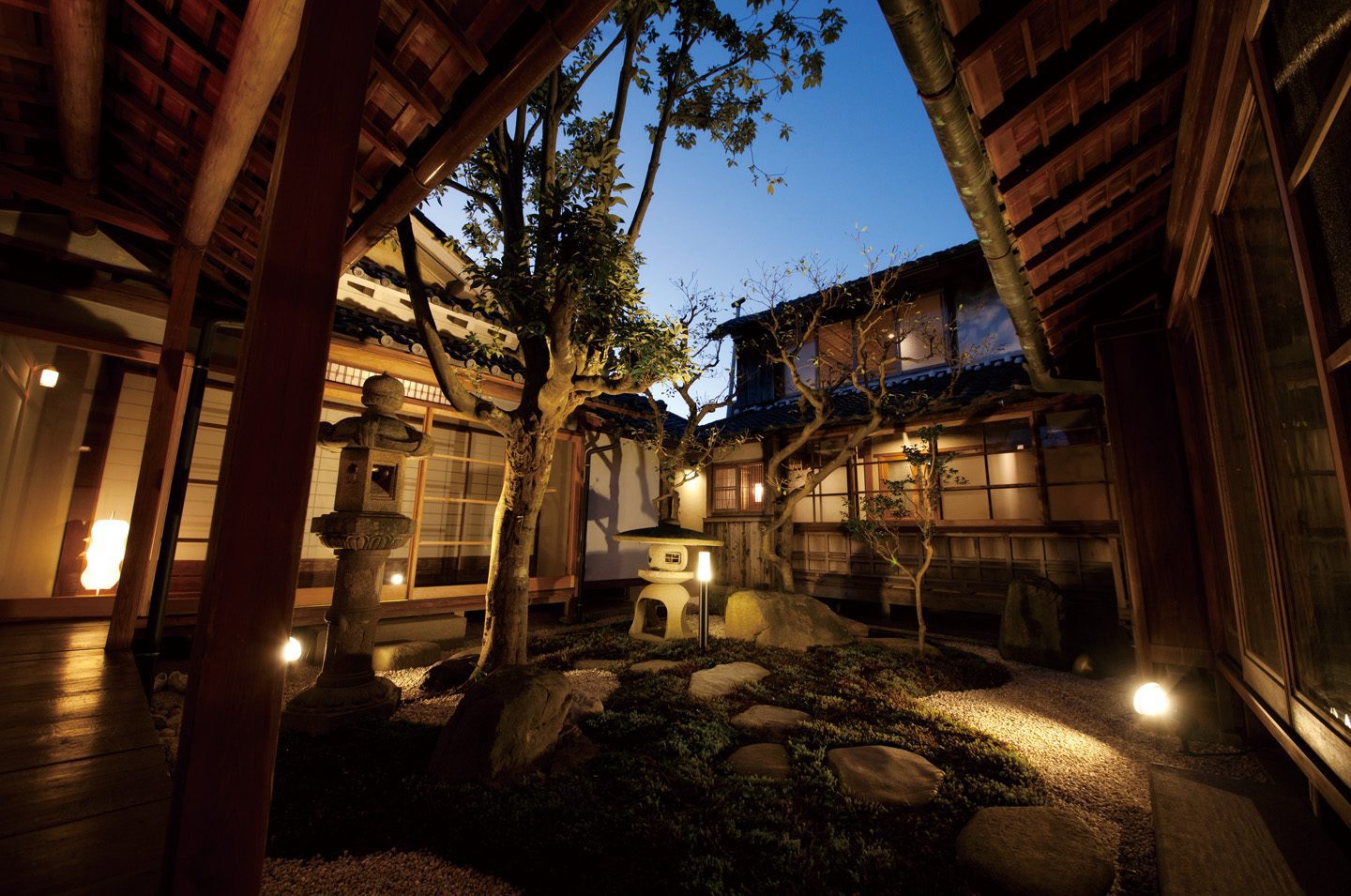 篠山城下町飯店 NIPPONIA 夜裡的中庭