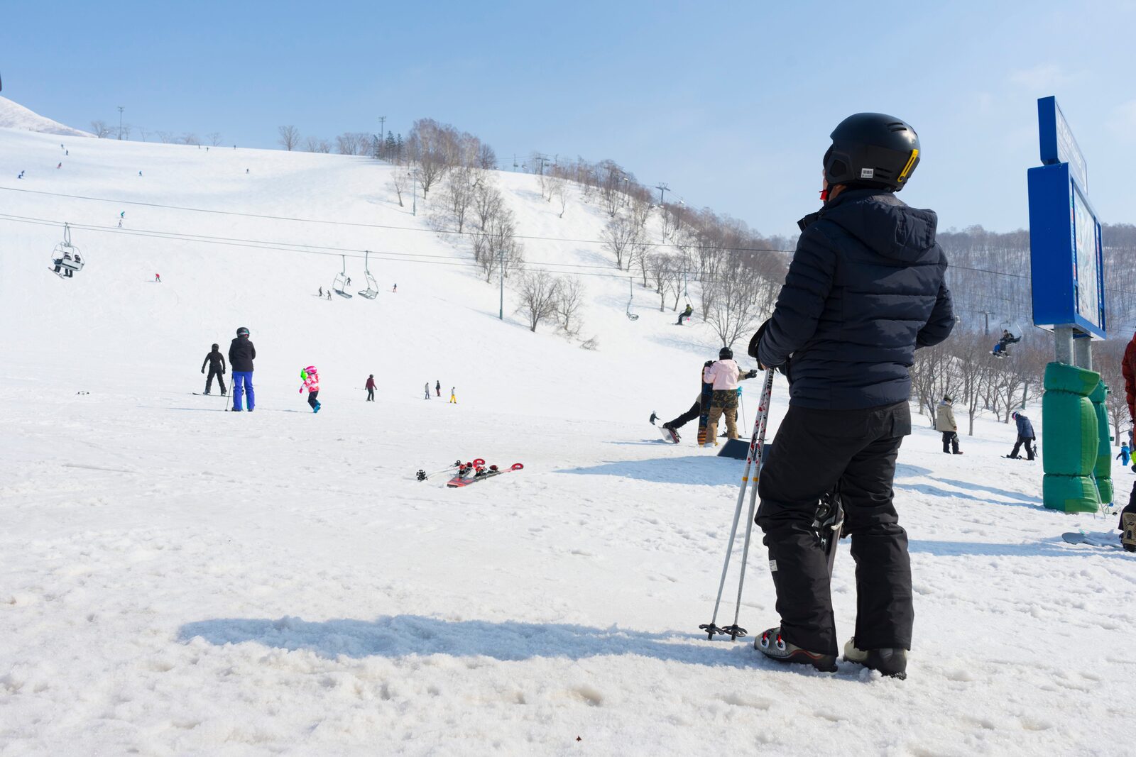 二世古雪道上的初學滑雪者與練習人群