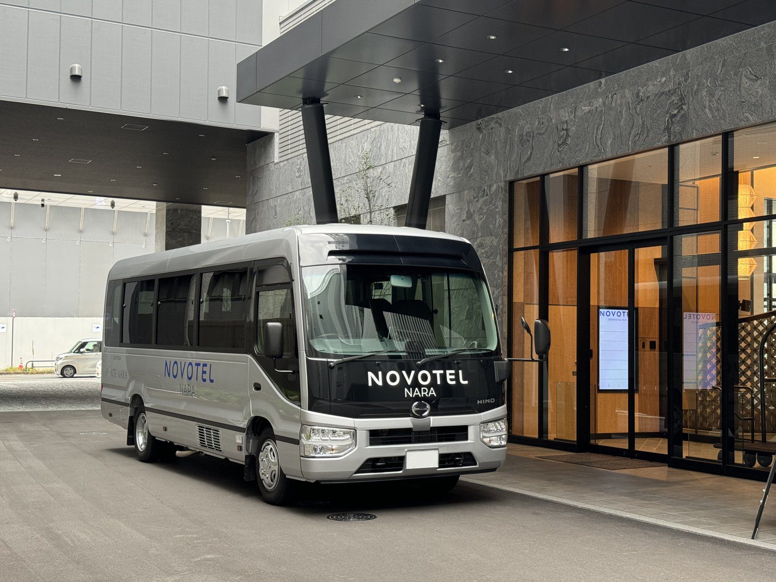 奈良諾富特酒店 停在飯店入口的 NOVOTEL 接駁車