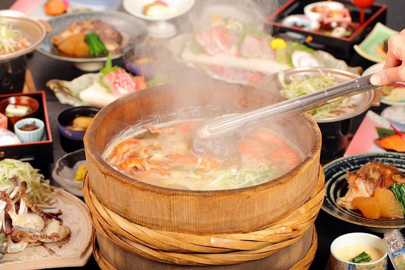 男鹿溫泉鄉 元湯雄山閣 把燒紅石頭投入木桶的石燒料理