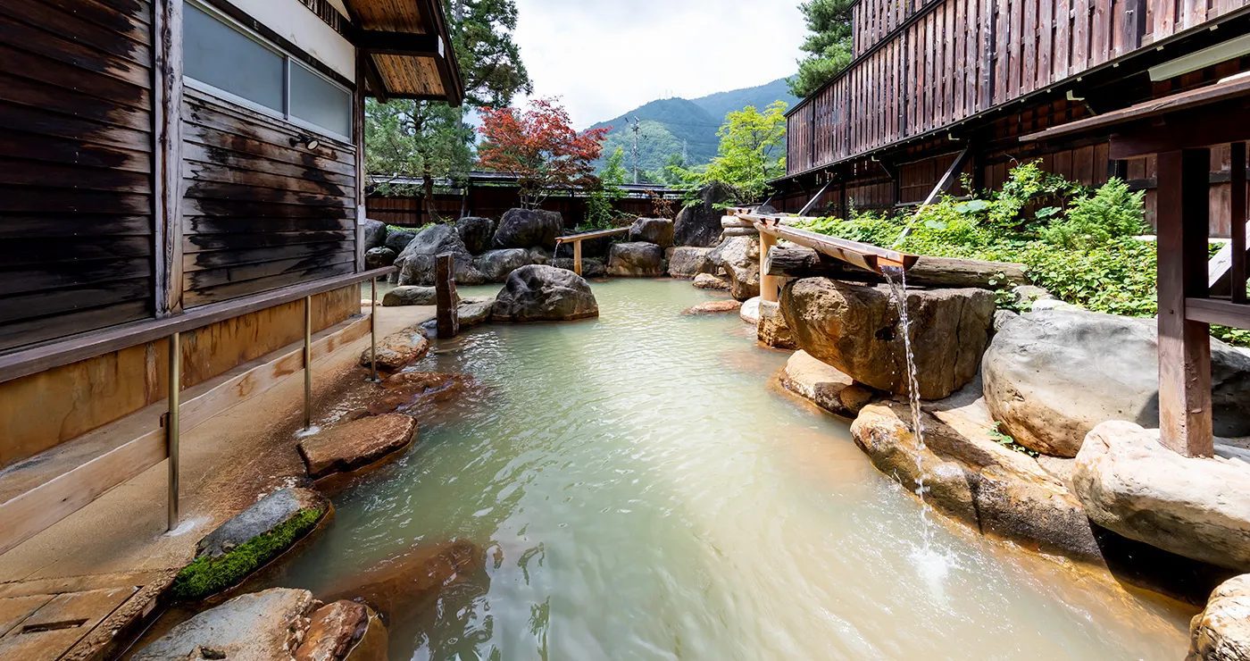 奧飛驒溫泉鄉 平湯館 東屋屋頂的半露天檜風呂