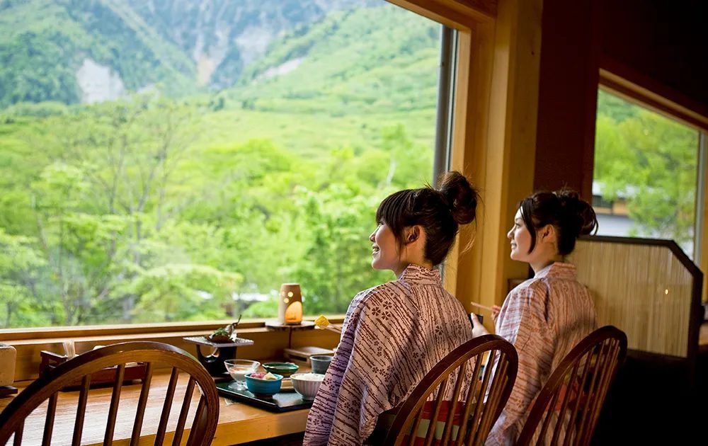 奧飛驒溫泉鄉 平湯 匠之宿 深山櫻庵 看得到山景的座位