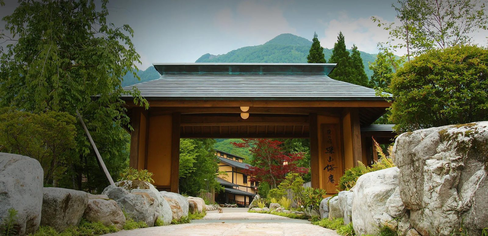 奧飛驒溫泉鄉 平湯 匠之宿 深山櫻庵 飯店的玄關與庭園