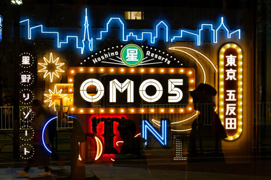 OMO5 東京五反田 by 星野集團 霓虹燈的 OMO5 招牌與五反田的夜