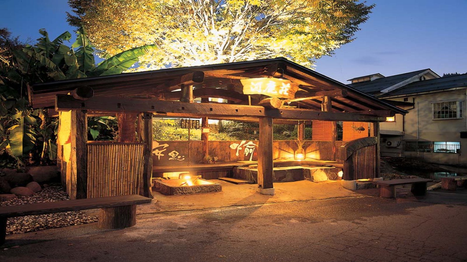 小野川溫泉 河鹿莊 宿前的足湯與飲泉處小屋