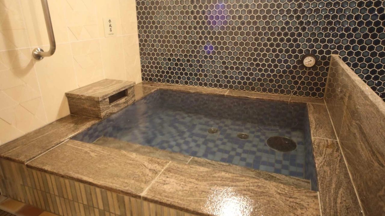 御宿 野乃難波 石造的浴槽