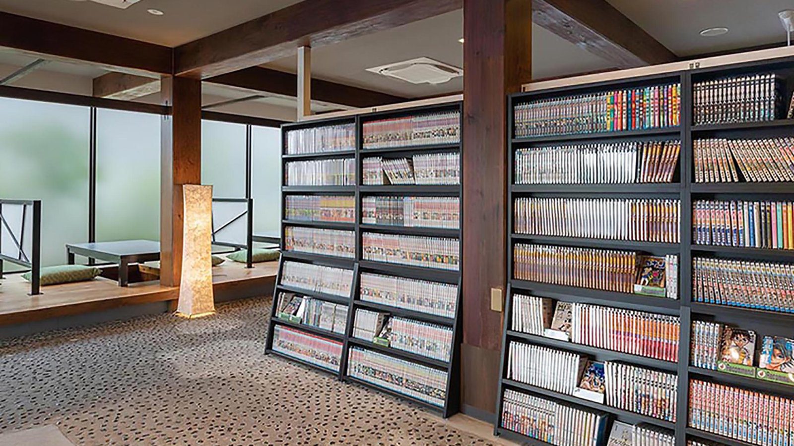 上天草 天草飯店龜屋 書架環繞的漫畫區