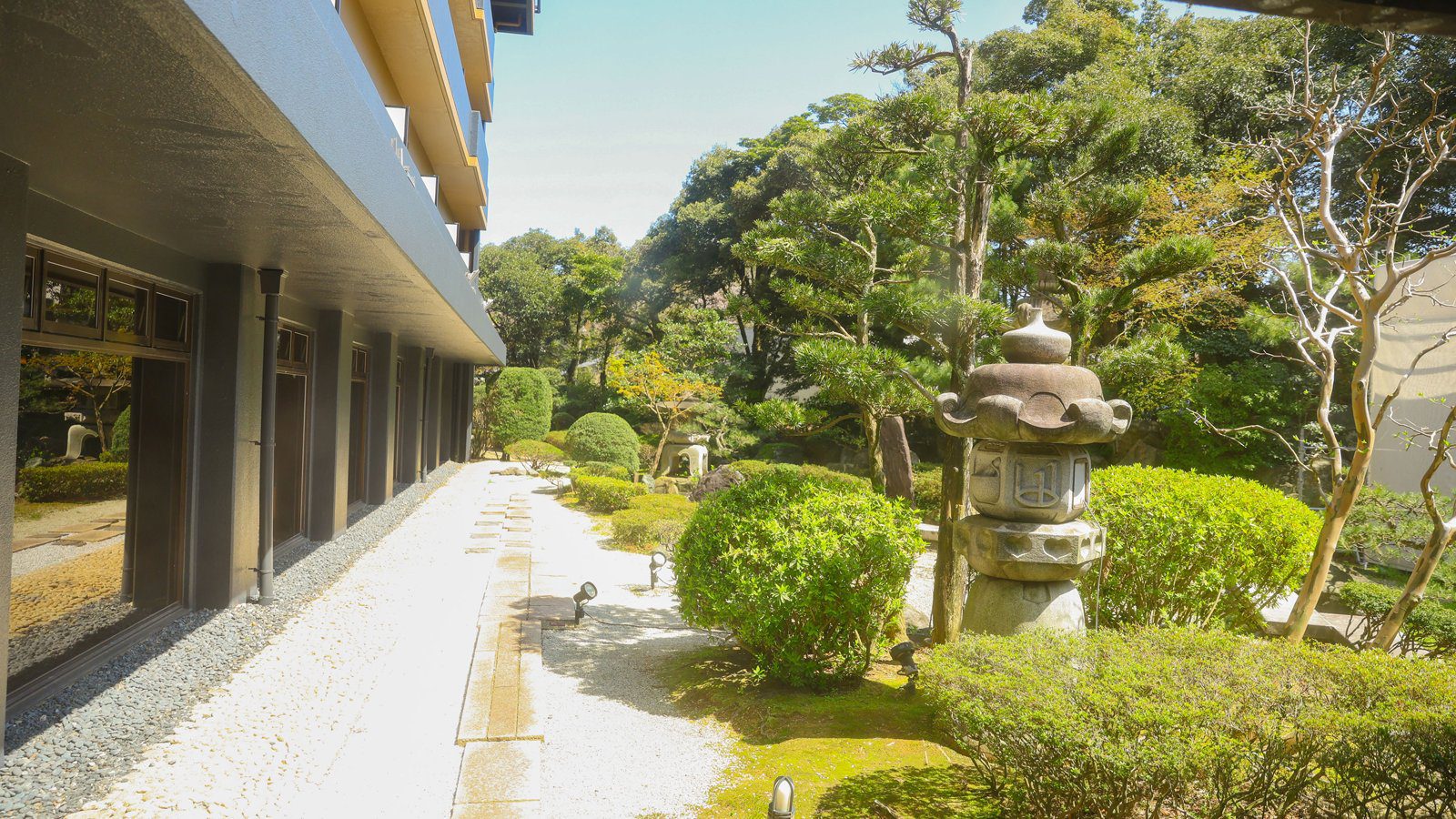 蘆原溫泉 大江戶溫泉物語 あわら 石燈籠與松樹的日式庭園