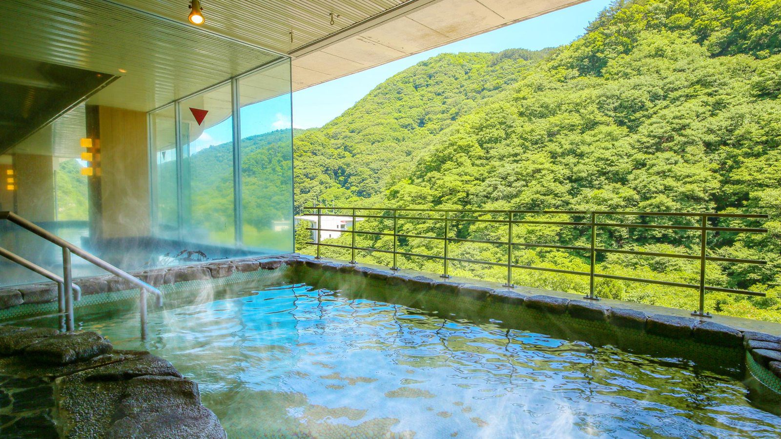 會津東山溫泉 東山大飯店 面對山谷的露天風呂