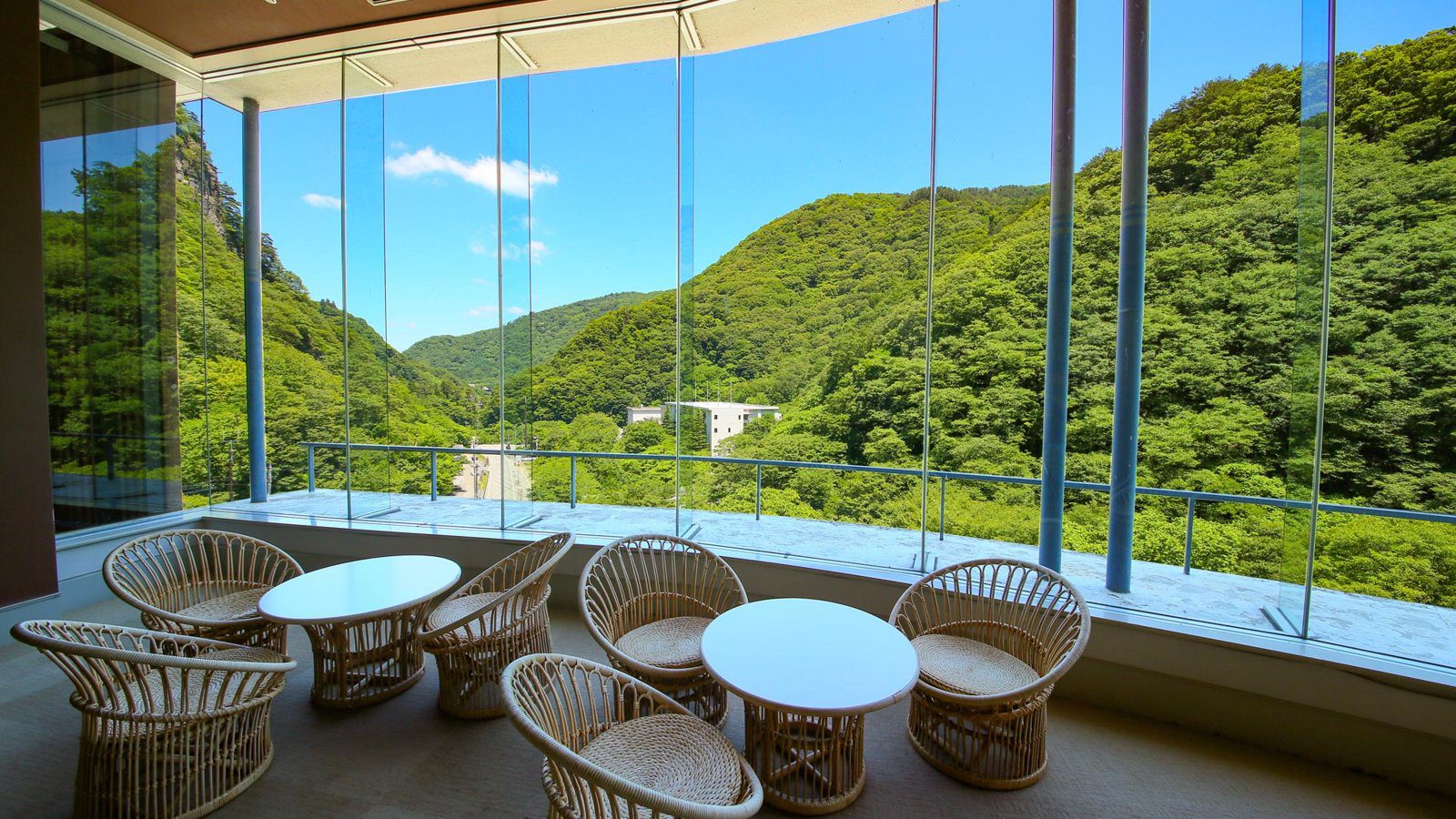 會津東山溫泉 東山大飯店 玻璃窗外是山景的湯上處