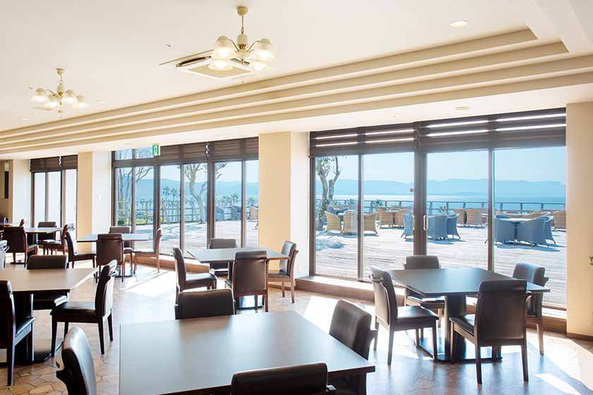 平戶溫泉 蘭風飯店 大窗面海的自助餐廳座位區