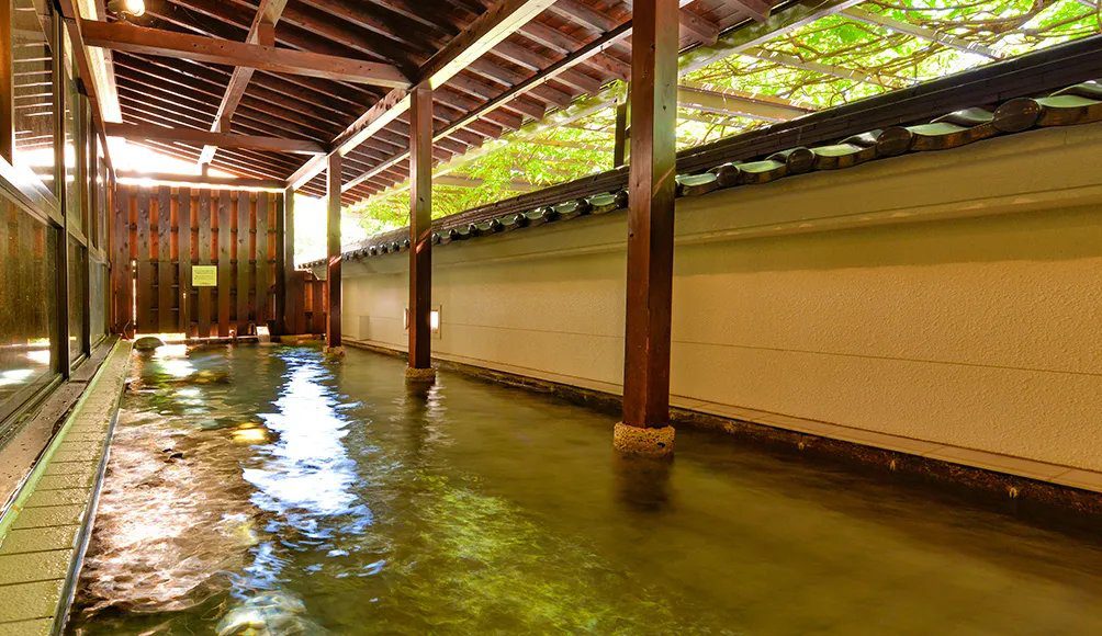 石和溫泉 新光飯店 白牆前的半露天風呂「大黑天之湯」