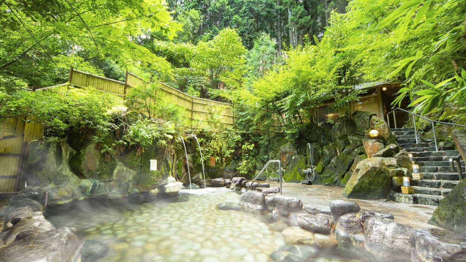 湯村溫泉 三好屋 杉林與岩石環繞的森林露天風呂「伏龍の湯」