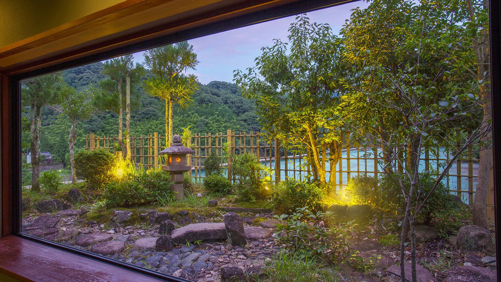 湯村溫泉 三好屋 窗外夜間點燈的中庭