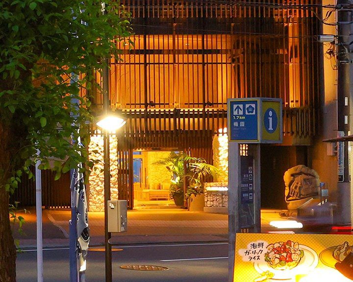 熱海溫泉 Premium あたみ 點燈的飯店玄關入口