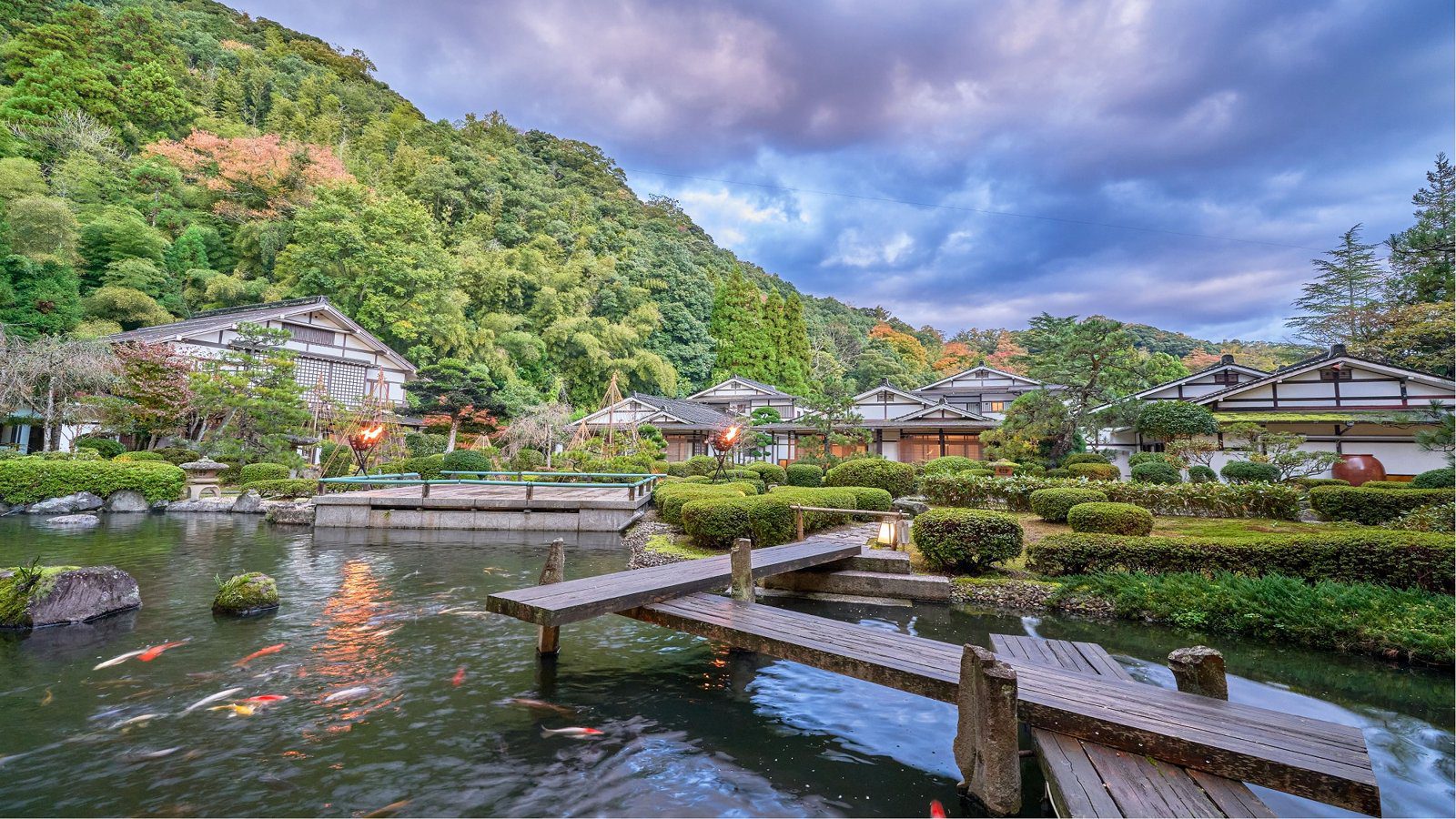 三朝溫泉 Premium 齊木別館 錦鯉池與石橋的日本庭園
