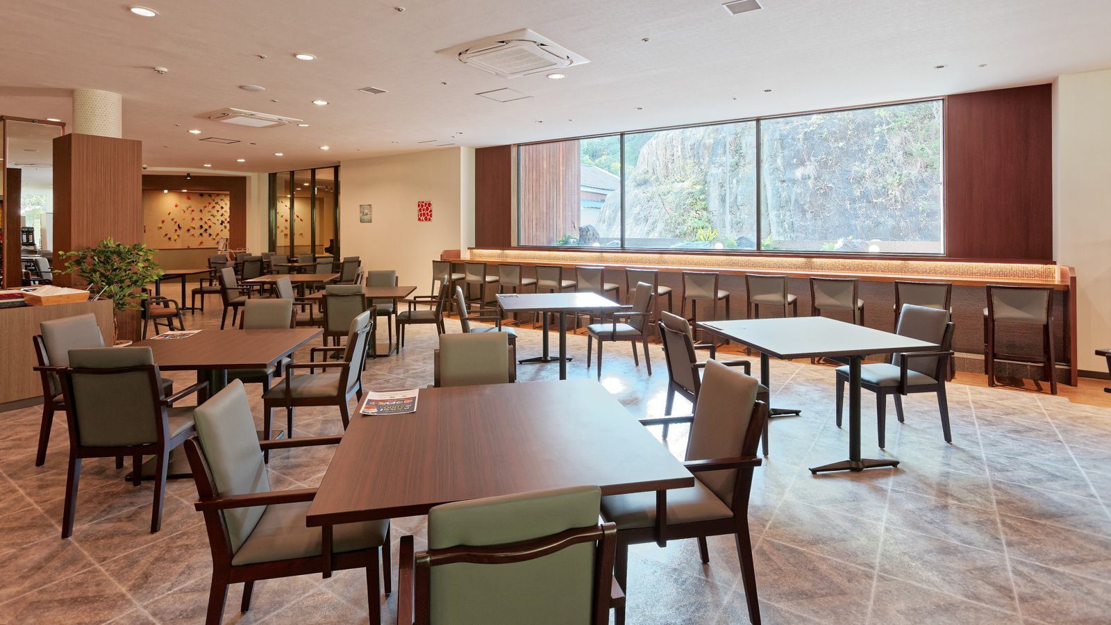白濱溫泉 Premium 白濱彩朝樂 大窗面向綠意的自助餐廳「くろしお」座位區
