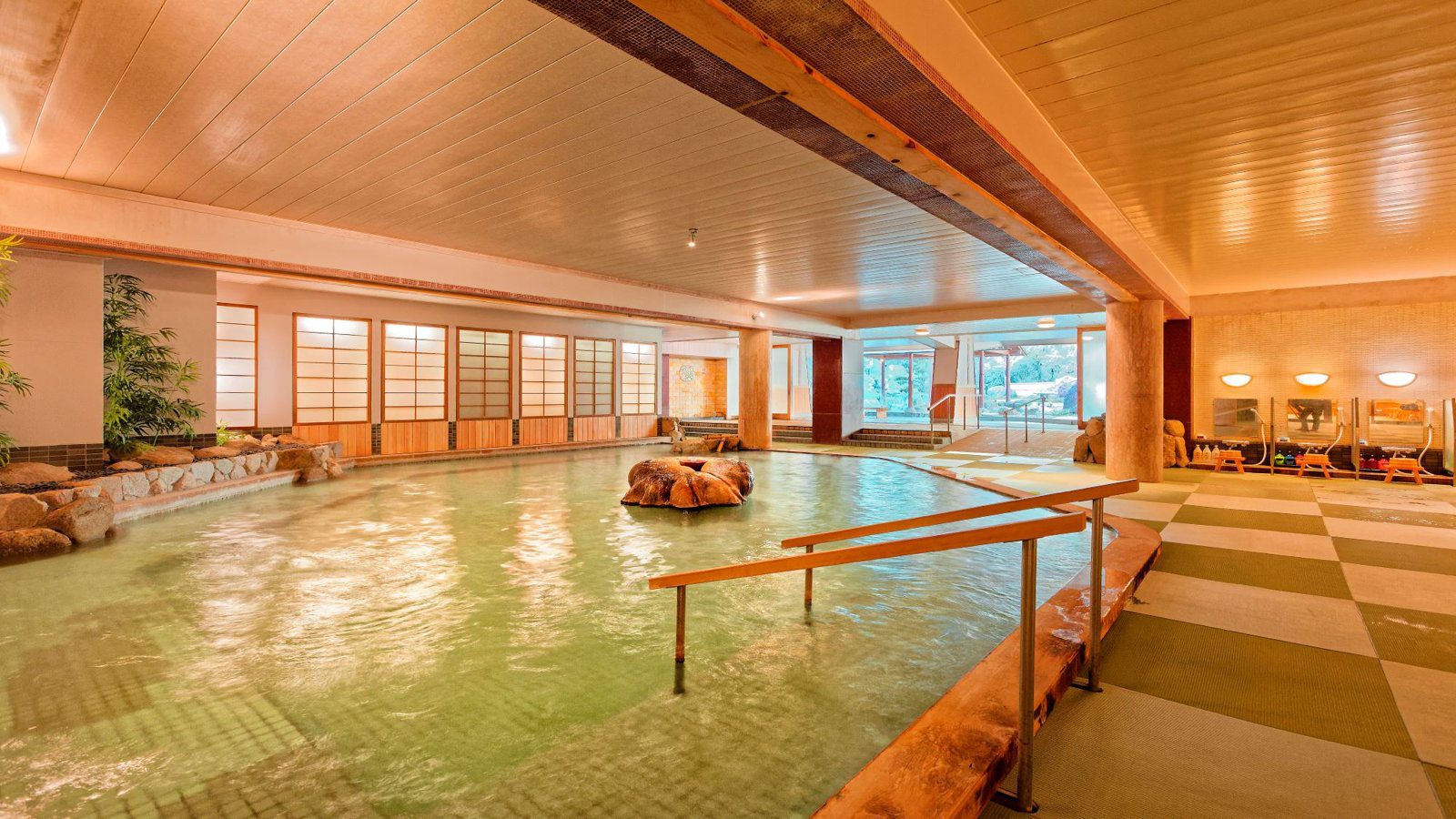 白濱溫泉 Premium 白濱彩朝樂 鋪榻榻米的大浴場「朝の湯」