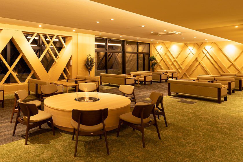 山中溫泉 Premium 山中大飯店 圓桌與沙發座位的 Premium 酒廊