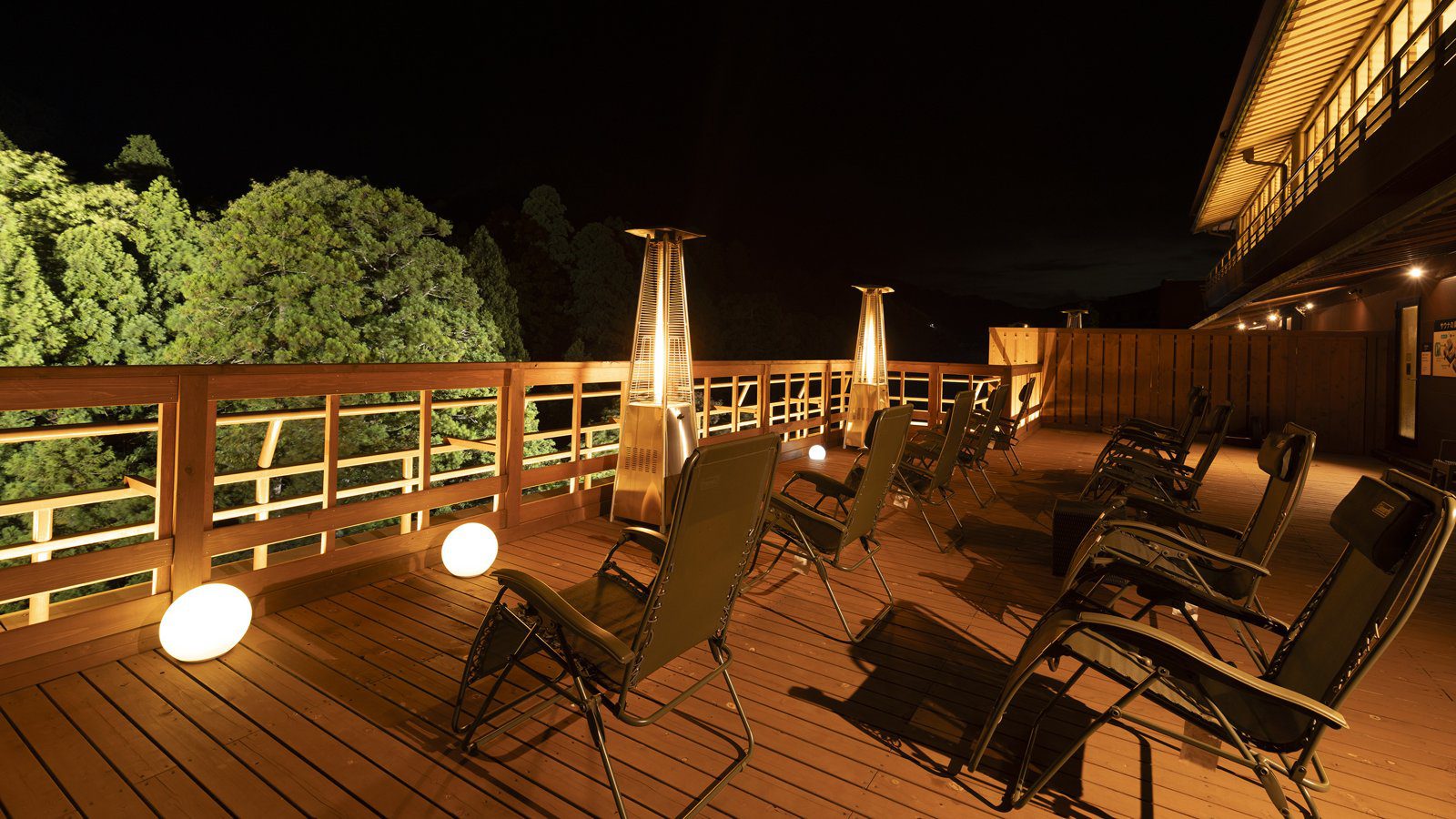 山中溫泉 Premium よしのや依綠園 夜晚的外氣浴木平台