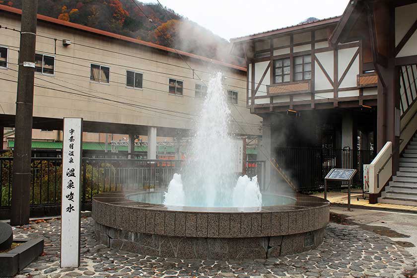 宇奈月溫泉 宇奈月大飯店 宇奈月溫泉站前的溫泉噴水