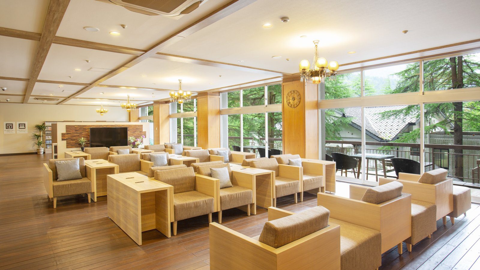 宇奈月溫泉 宇奈月大飯店 大窗面向綠意的大廳休息區