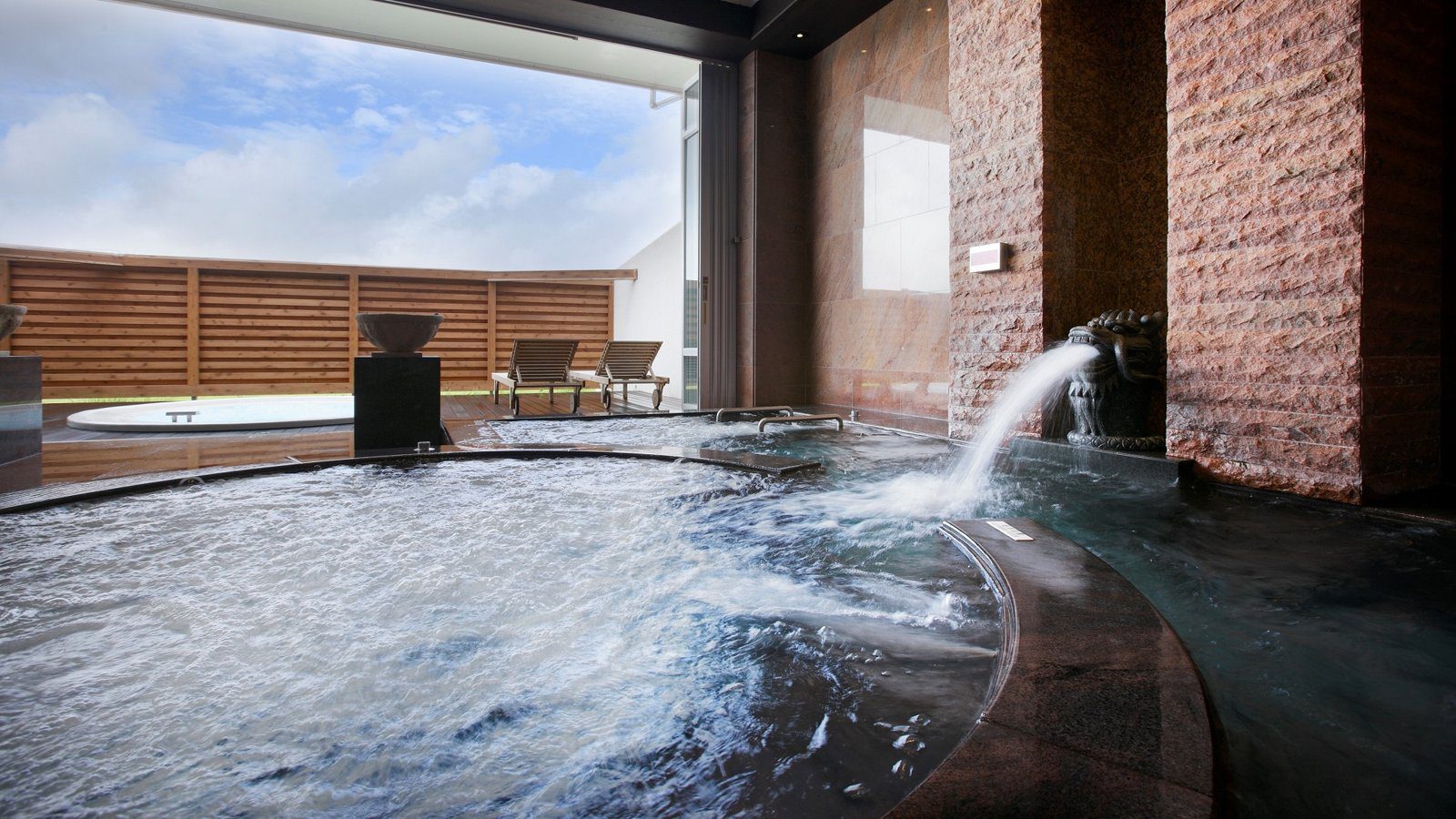 沖繩東方度假酒店 Spa 的浴池與注水口