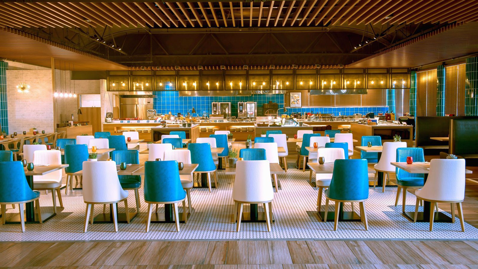 沖繩東方度假酒店 QWACHI 的開放式廚房與藍白座椅