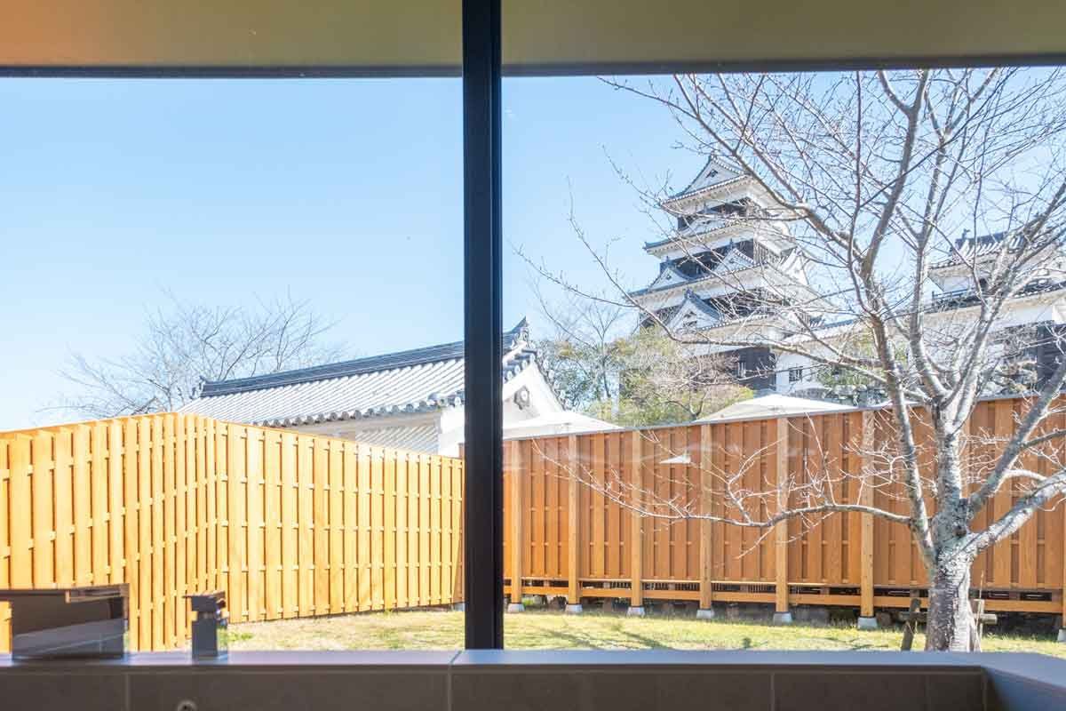 大洲城 Castle Stay 專用浴室窗外的大洲城天守