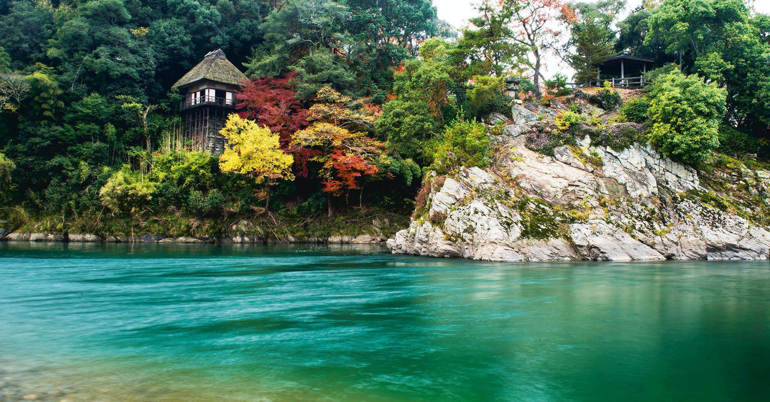 大洲城 Castle Stay 肱川岸邊岩石上的臥龍山莊與紅葉
