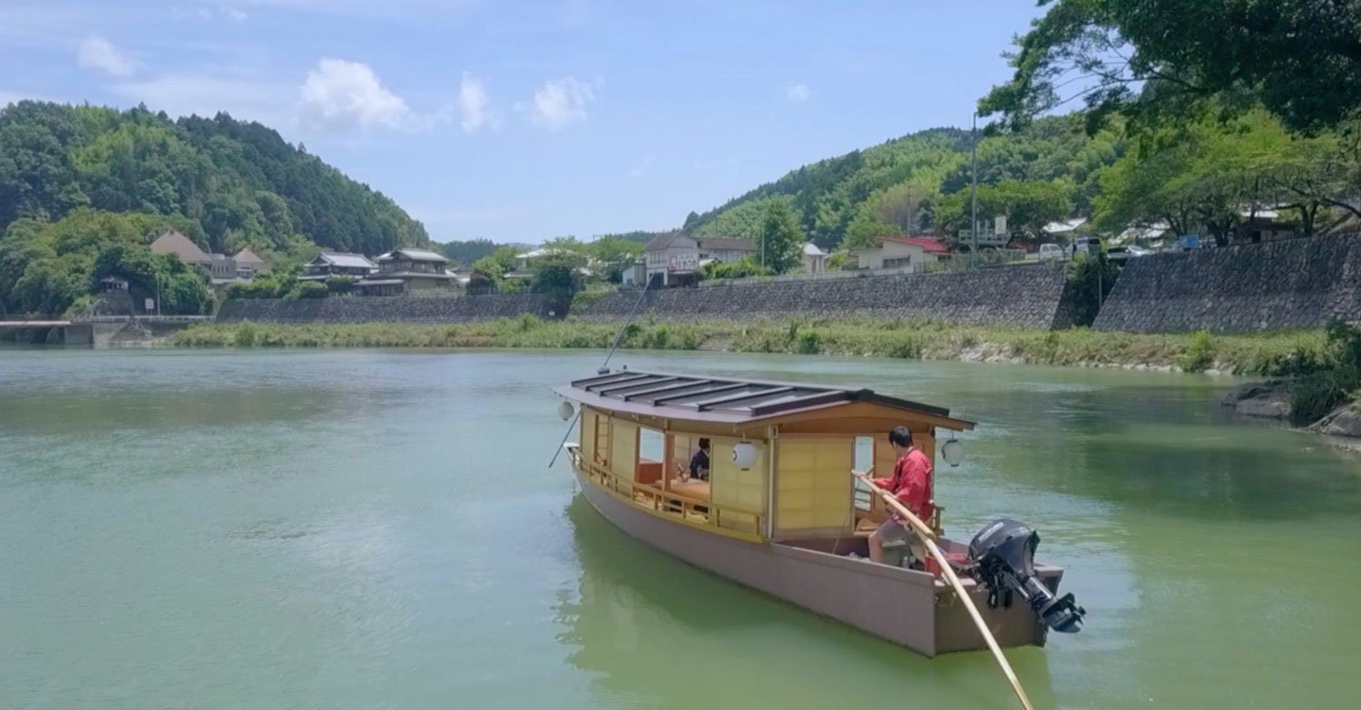 大洲城 Castle Stay 肱川上的屋形船與兩岸山景