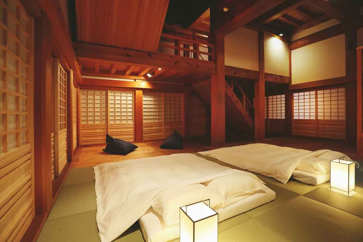 大洲城 Castle Stay 天守 1 樓鋪好的被褥與紙燈