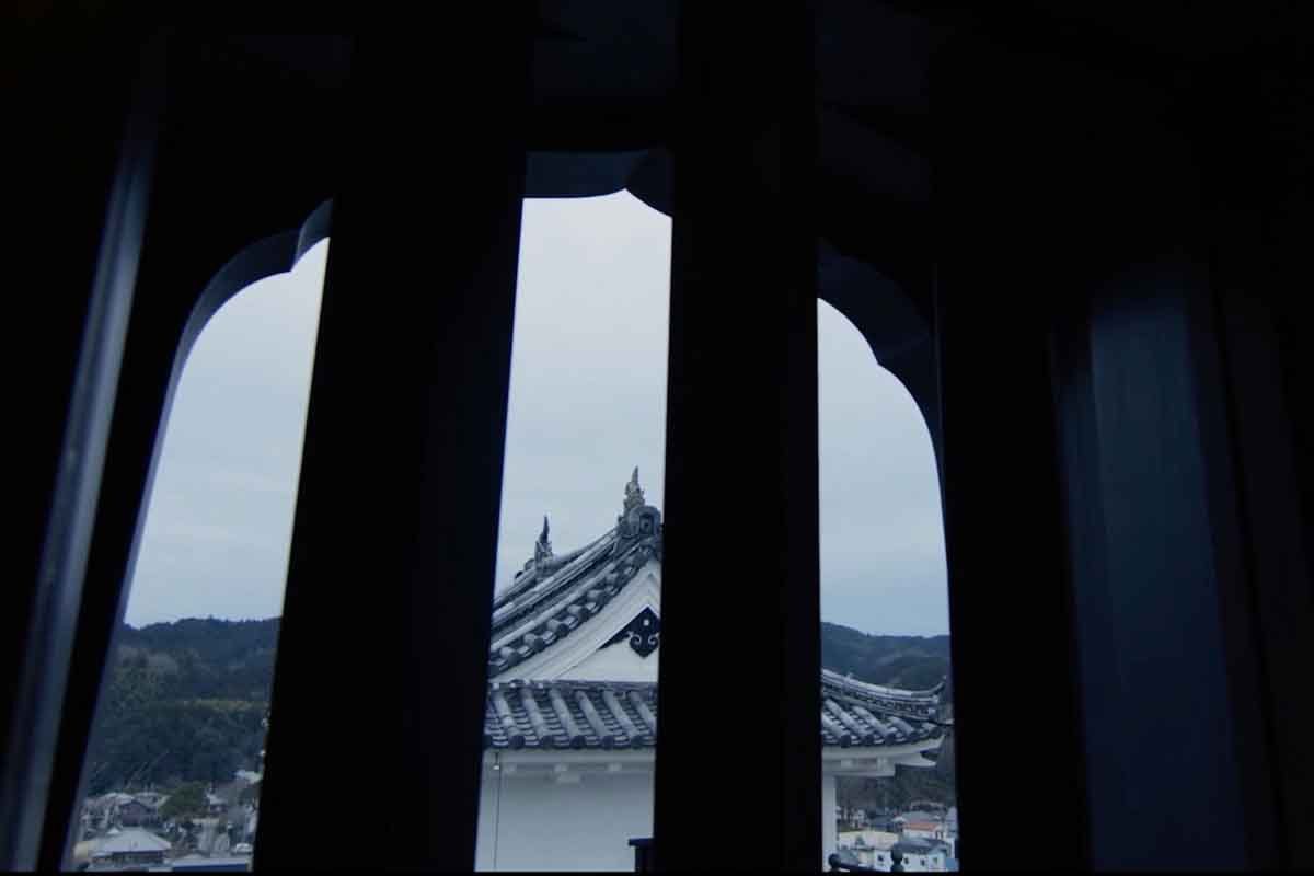 大洲城 Castle Stay 從城內窗口望出去的櫓屋頂與城下町