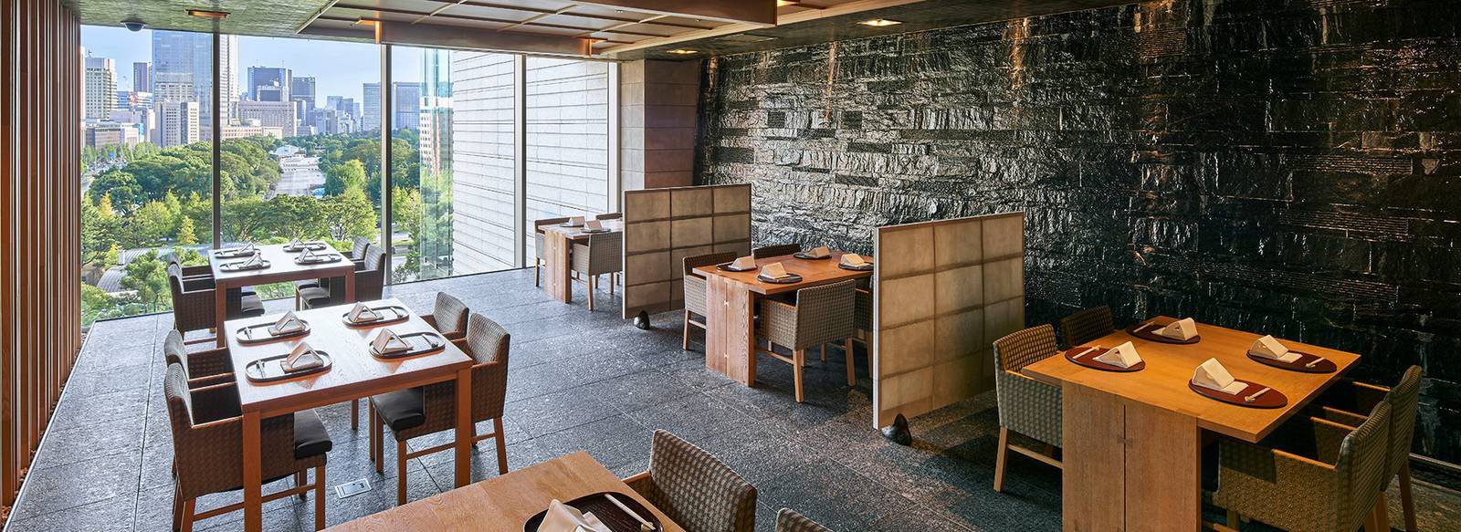 東京皇宮酒店 懷石料理和田倉的用餐區與窗外綠地
