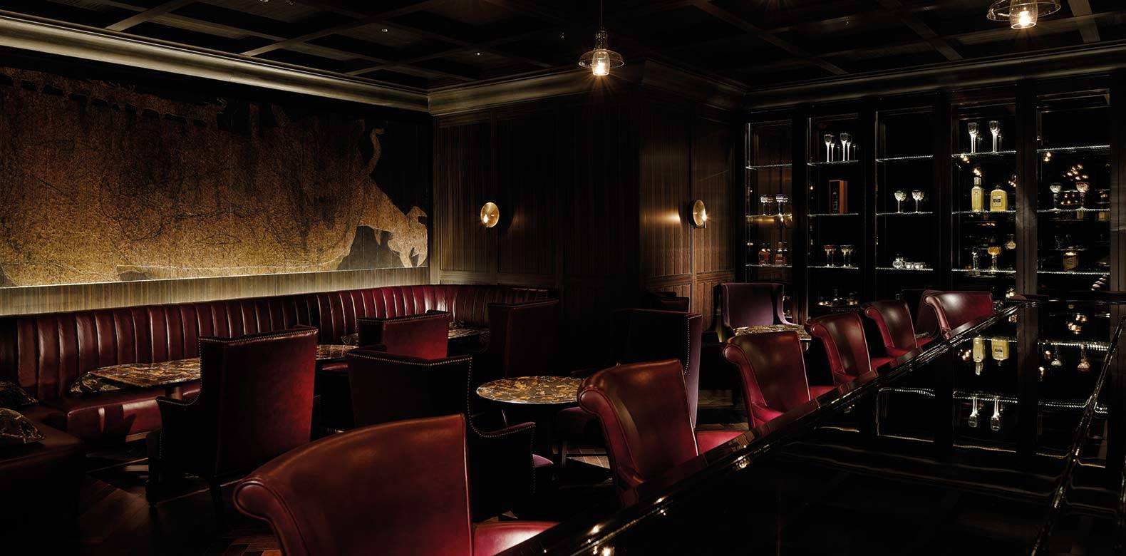 東京皇宮酒店 Royal Bar 的吧台與紅色座椅