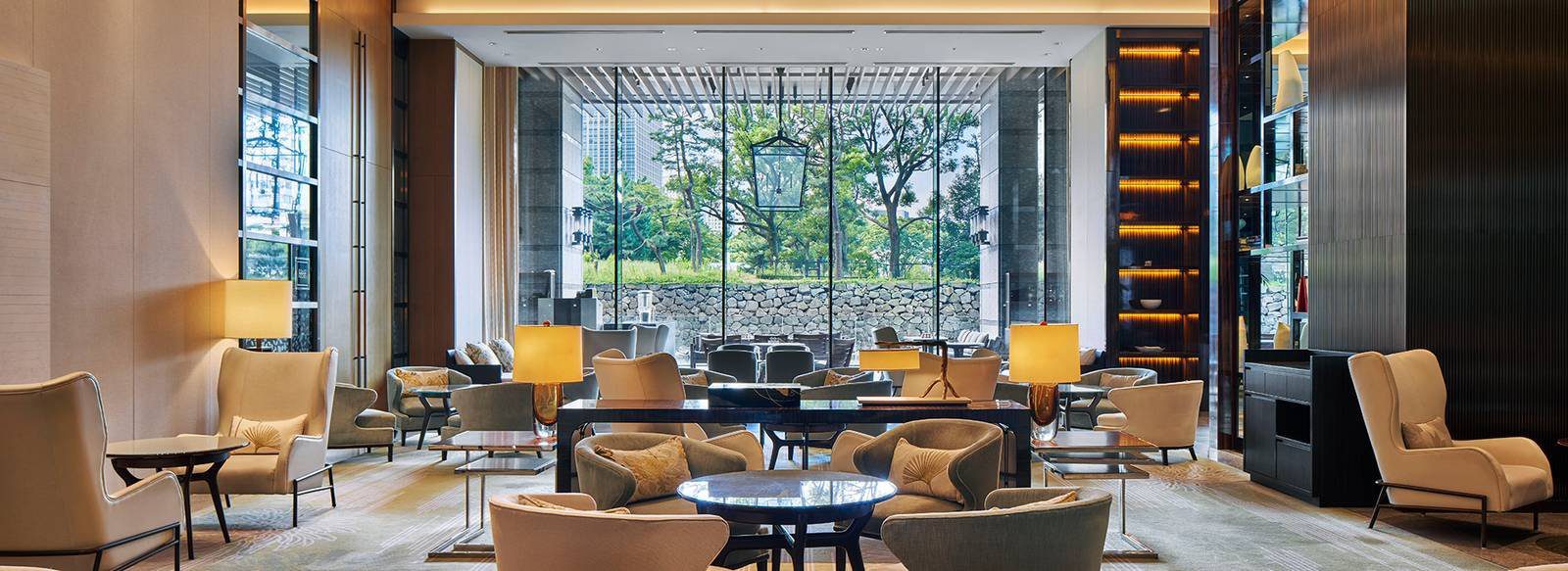 東京皇宮酒店 大廳酒廊 The Palace Lounge 與落地窗外的綠意
