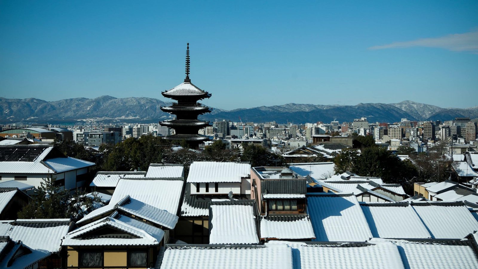 京都柏悅酒店 雪中的八坂塔與町家屋頂