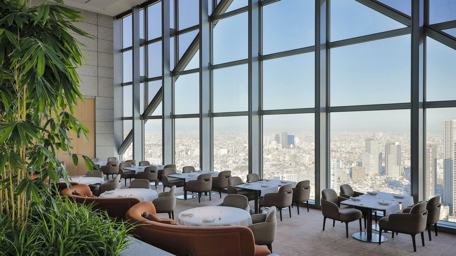 東京柏悅酒店 玻璃中庭下的 Peak Lounge