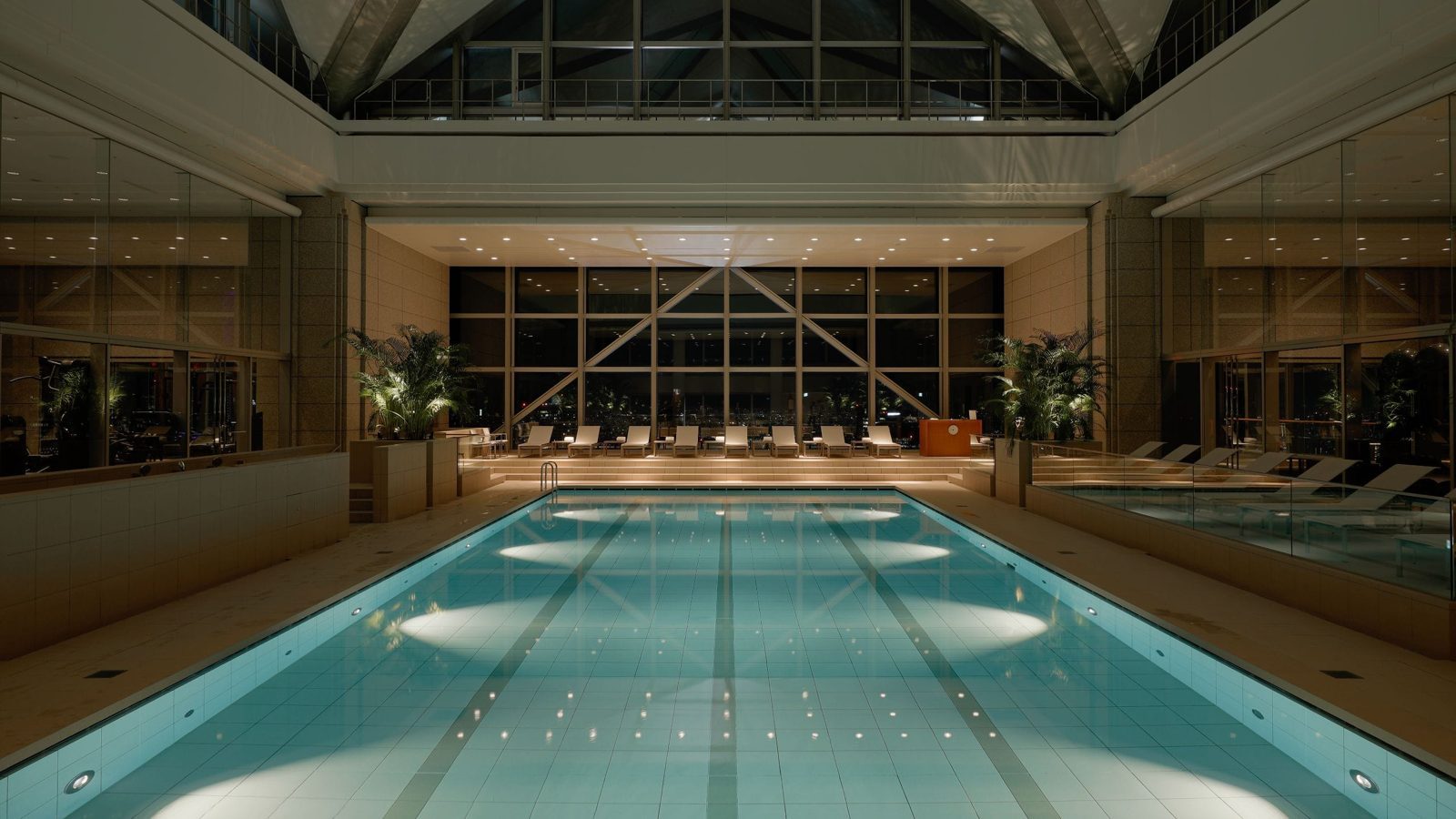 東京柏悅酒店 兩層樓的 SPA 與看得到富士山的泳池