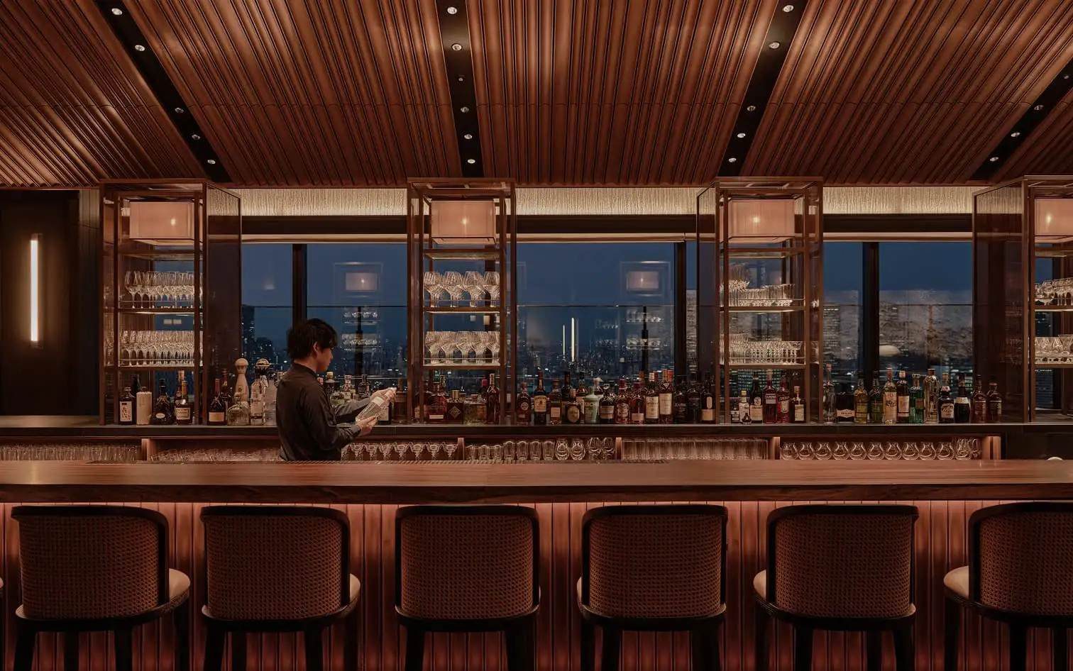 大阪柏典酒店 Sonata 酒吧的木質吧台與城市夜景