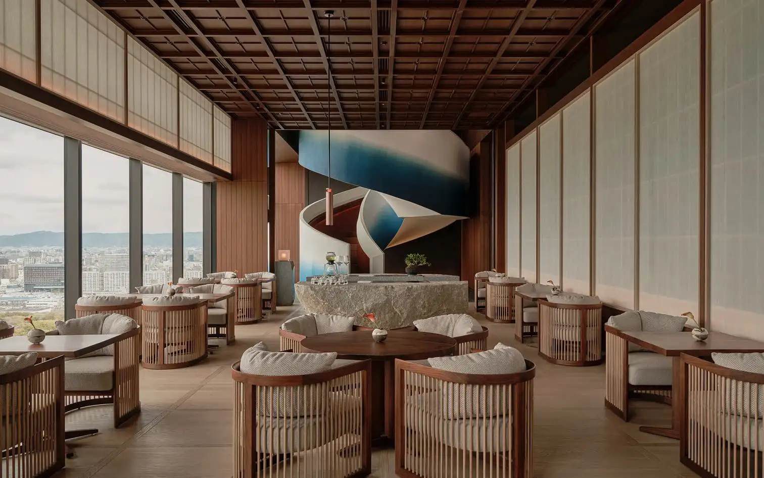 大阪柏典酒店 NIJIRI 茶室的木椅、和紙牆與落地窗