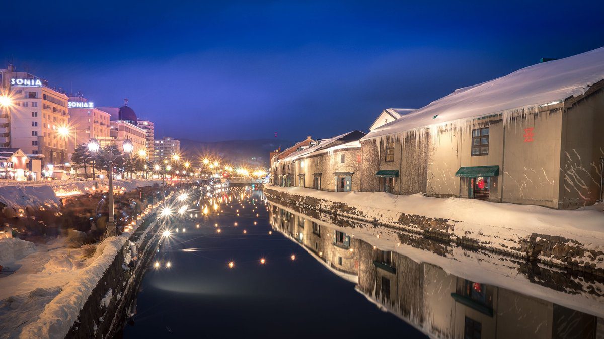 小樽運河冬夜實拍:倉庫燈影、雪岸與運河倒影
