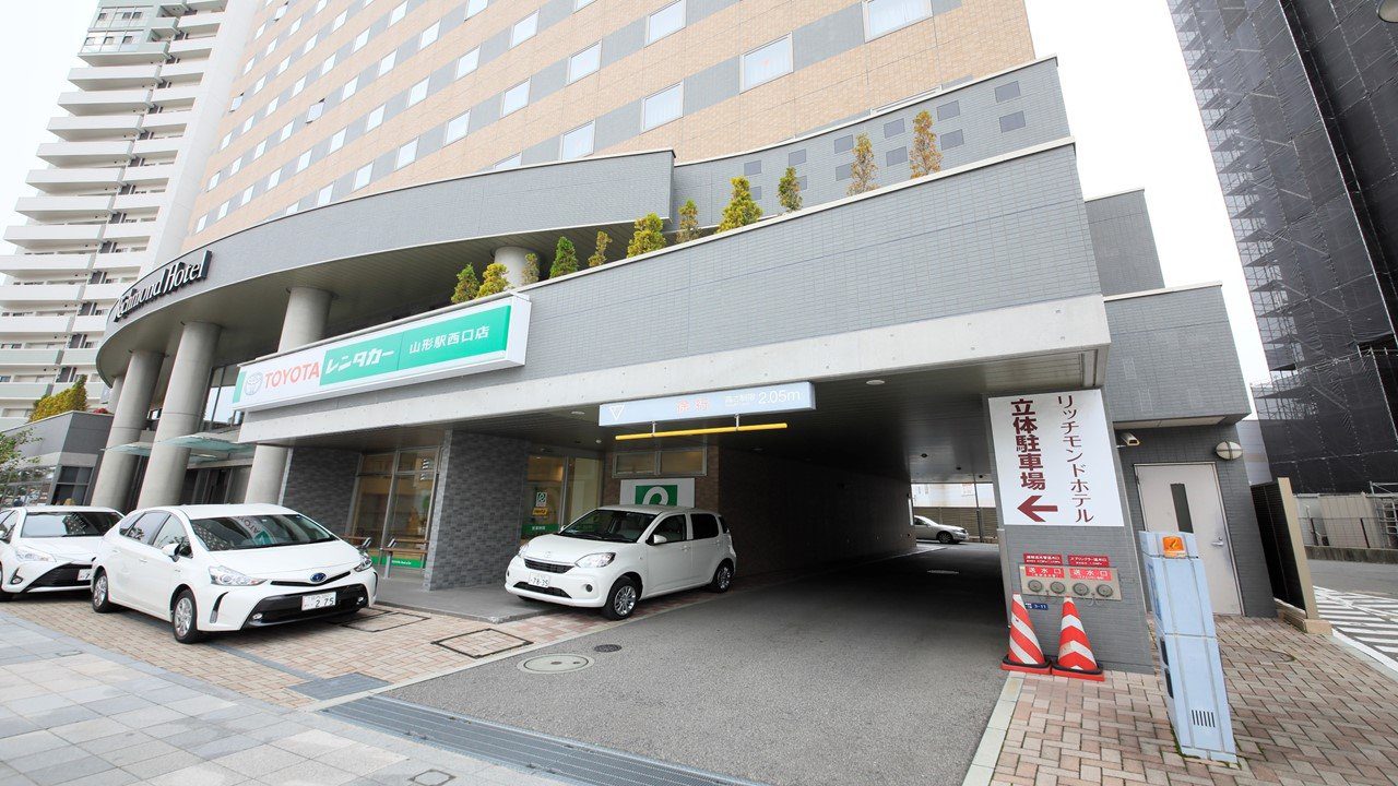 Richmond Hotel 山形站前 飯店正面與附設停車塔入口