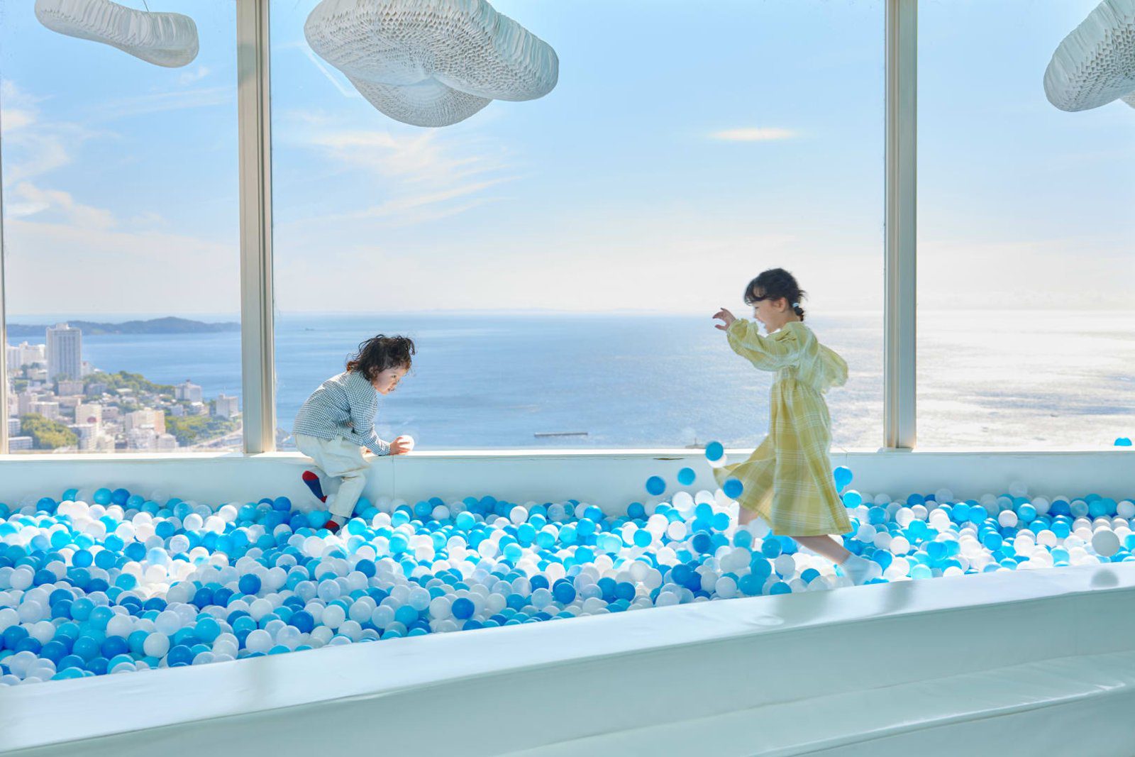 星野集團 RISONARE 熱海 Kids Room 的藍白球池與窗外的海
