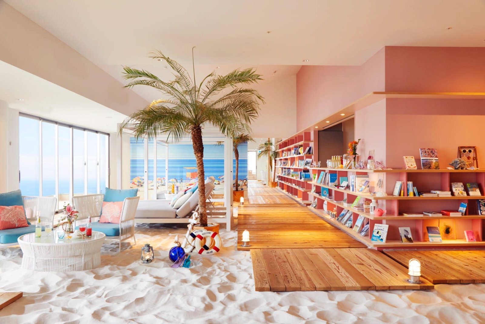 星野集團 RISONARE 熱海 Books & Cafe 的白沙地、棕櫚樹與整面書架